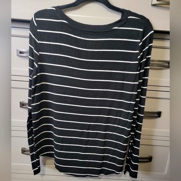 Favorite V-neck t-shirt - Picture 2 of 3